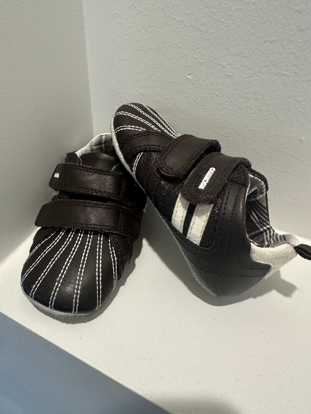 Oshkosh Baby Shoes: Size 3